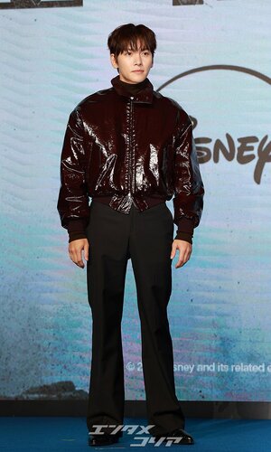 【フォト】彫刻ビジュアルのチ・チャンウク、ワイン色のレザージャケットがおしゃれ