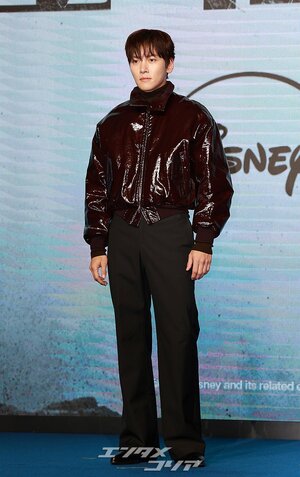 【フォト】彫刻ビジュアルのチ・チャンウク、ワイン色のレザージャケットがおしゃれ