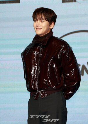 【フォト】彫刻ビジュアルのチ・チャンウク、ワイン色のレザージャケットがおしゃれ