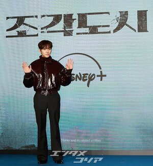 【フォト】彫刻ビジュアルのチ・チャンウク、ワイン色のレザージャケットがおしゃれ