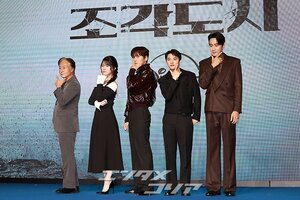 【フォト】チ・チャンウク＆ド・ギョンス＆イ・グァンスら『捏造された都市』のキャストたち、力強いポーズ