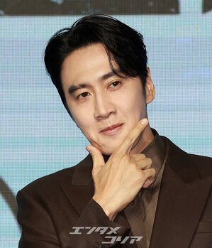 【フォト】チ・チャンウク＆ド・ギョンス＆イ・グァンスら『捏造された都市』のキャストたち、力強いポーズ