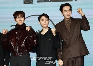 【フォト】チ・チャンウク＆ド・ギョンス＆イ・グァンスら『捏造された都市』のキャストたち、力強いポーズ