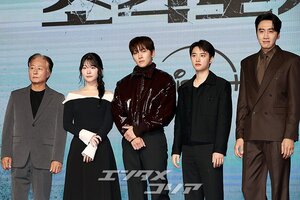 【フォト】チ・チャンウク＆ド・ギョンス＆イ・グァンスら『捏造された都市』のキャストたち、力強いポーズ