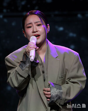 【フォト】新曲「Stay」のステージを披露するURBAN ZAKAPA