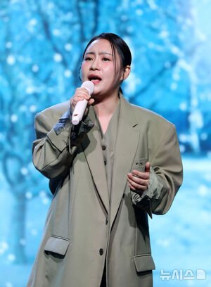 【フォト】新曲「Stay」のステージを披露するURBAN ZAKAPA