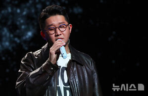 【フォト】新曲「Stay」のステージを披露するURBAN ZAKAPA