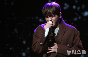 【フォト】新曲「Stay」のステージを披露するURBAN ZAKAPA