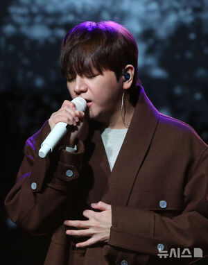 【フォト】新曲「Stay」のステージを披露するURBAN ZAKAPA