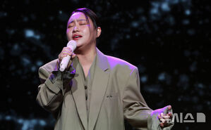 【フォト】新曲「Stay」のステージを披露するURBAN ZAKAPA