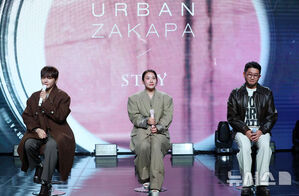 【フォト】新曲「Stay」のステージを披露するURBAN ZAKAPA