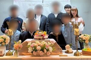 結婚間近のムンウォン、KOYOTEシンジの父の古希祝いに同席…仲睦まじい家族写真
