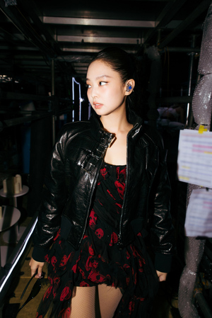 【フォト】BLACKPINKジェニー×ジス「McQueen」の衣装でそれぞれの魅力「鮮烈ショット」