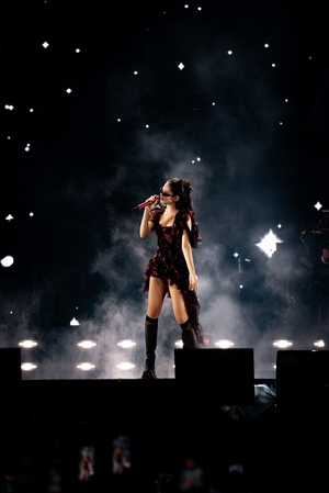 【フォト】BLACKPINKジェニー×ジス「McQueen」の衣装でそれぞれの魅力「鮮烈ショット」