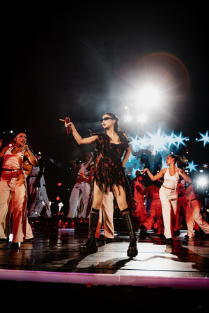 【フォト】BLACKPINKジェニー×ジス「McQueen」の衣装でそれぞれの魅力「鮮烈ショット」