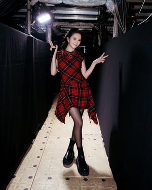 【フォト】BLACKPINKジェニー×ジス「McQueen」の衣装でそれぞれの魅力「鮮烈ショット」