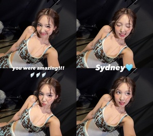 TWICEナヨン、シドニーで大胆ステージ衣装披露…さわやかなほほ笑みも