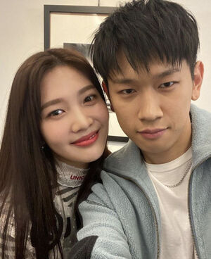 Crushが恋人Red Velvetジョイの妹の結婚式でウエディングシンガーに…交際4年目もラブラブ