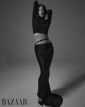 【フォト】デビュー20周年のイ・ヒョニ、手で胸を隠した大胆グラビアで官能的な魅力爆発