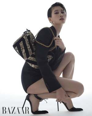 【フォト】デビュー20周年のイ・ヒョニ、手で胸を隠した大胆グラビアで官能的な魅力爆発