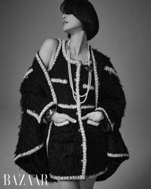 【フォト】デビュー20周年のイ・ヒョニ、手で胸を隠した大胆グラビアで官能的な魅力爆発