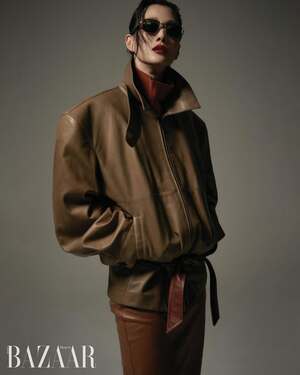 【フォト】デビュー20周年のイ・ヒョニ、手で胸を隠した大胆グラビアで官能的な魅力爆発