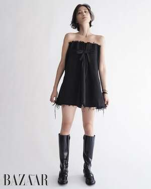 【フォト】デビュー20周年のイ・ヒョニ、手で胸を隠した大胆グラビアで官能的な魅力爆発