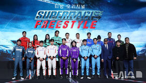 【フォト】ポーズを取る『SUPERRACE』出演者と制作スタッフ