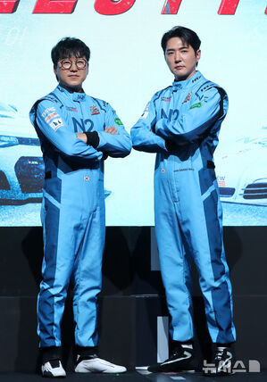 【フォト】ポーズを取る『SUPERRACE』出演者と制作スタッフ