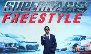 【フォト】ポーズを取る『SUPERRACE』出演者と制作スタッフ