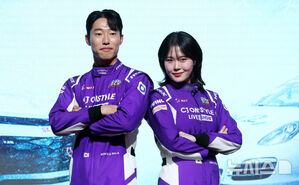 【フォト】ポーズを取る『SUPERRACE』出演者と制作スタッフ