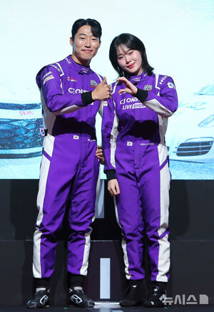 【フォト】ポーズを取る『SUPERRACE』出演者と制作スタッフ