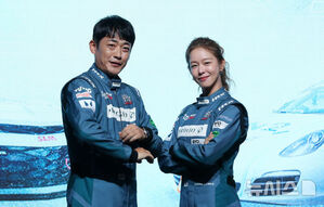 【フォト】ポーズを取る『SUPERRACE』出演者と制作スタッフ