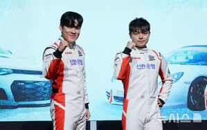 【フォト】ポーズを取る『SUPERRACE』出演者と制作スタッフ