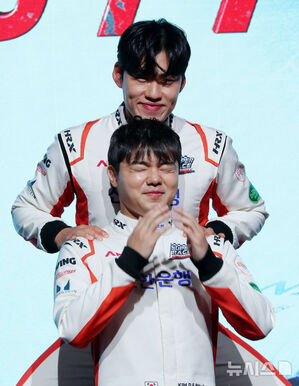 【フォト】ポーズを取る『SUPERRACE』出演者と制作スタッフ