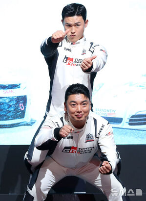 【フォト】ポーズを取る『SUPERRACE』出演者と制作スタッフ