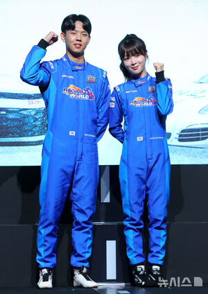 【フォト】ポーズを取る『SUPERRACE』出演者と制作スタッフ