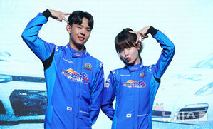 【フォト】ポーズを取る『SUPERRACE』出演者と制作スタッフ