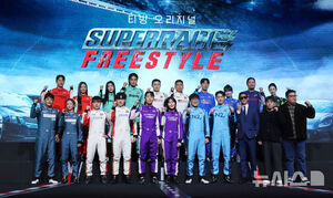 【フォト】ポーズを取る『SUPERRACE』出演者と制作スタッフ