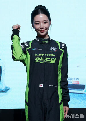 【フォト】ポーズを取る『SUPERRACE』出演者と制作スタッフ