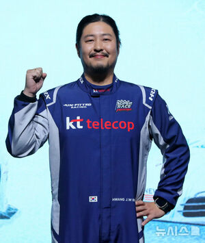 【フォト】ポーズを取る『SUPERRACE』出演者と制作スタッフ