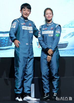 【フォト】ポーズを取る『SUPERRACE』出演者と制作スタッフ