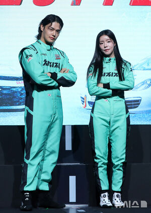 【フォト】ポーズを取る『SUPERRACE』出演者と制作スタッフ