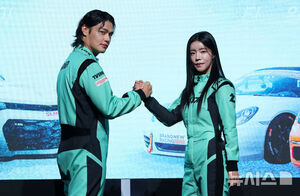 【フォト】ポーズを取る『SUPERRACE』出演者と制作スタッフ