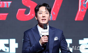 【フォト】ポーズを取る『SUPERRACE』出演者と制作スタッフ