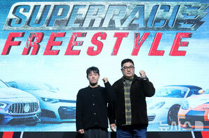 【フォト】ポーズを取る『SUPERRACE』出演者と制作スタッフ