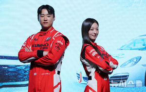 【フォト】ポーズを取る『SUPERRACE』出演者と制作スタッフ