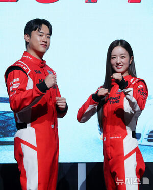 【フォト】ポーズを取る『SUPERRACE』出演者と制作スタッフ