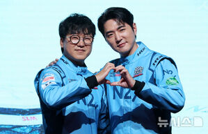 【フォト】ポーズを取る『SUPERRACE』出演者と制作スタッフ