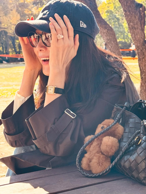 50歳チェ・ジウ、帽子&サングラス姿でも隠せない美しさ…指まできれい